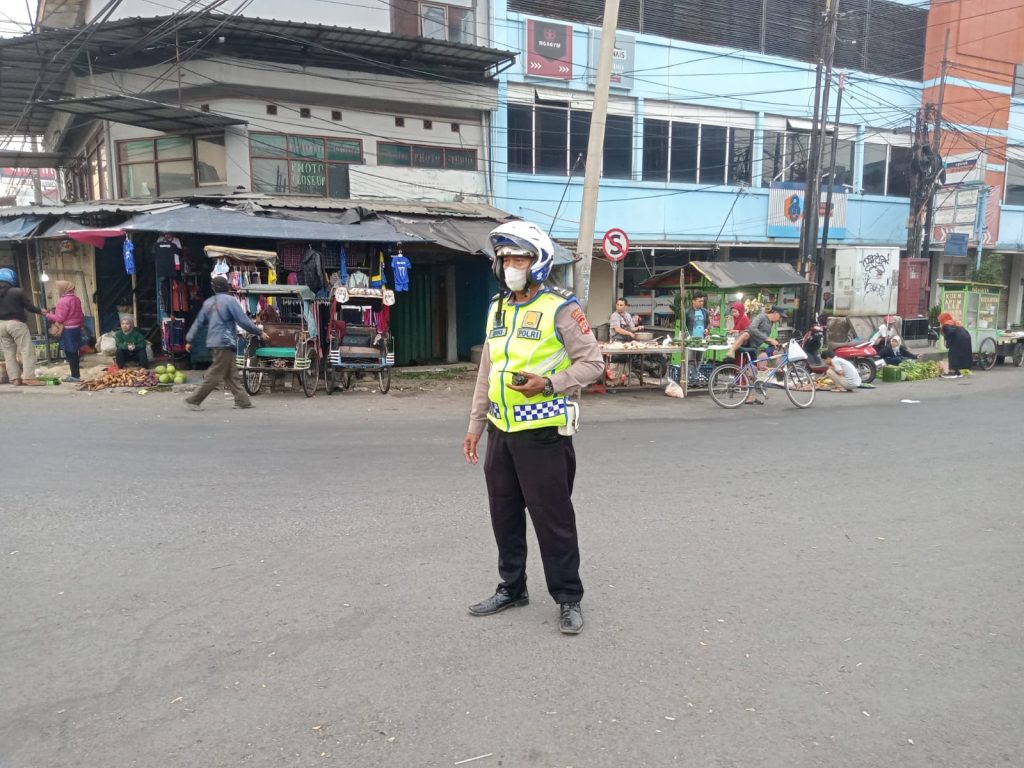 Unit Lantas Polsek Rancaekek pelayanan pagi serta bantu warga penyebrangan jalan di sekitar simpang tiga dangdeur