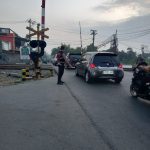 Unit Samapta Polsek Rancaekek pelayanan pagi gatur lantas di sekitar perlintasan Kereta Api Rancaekek