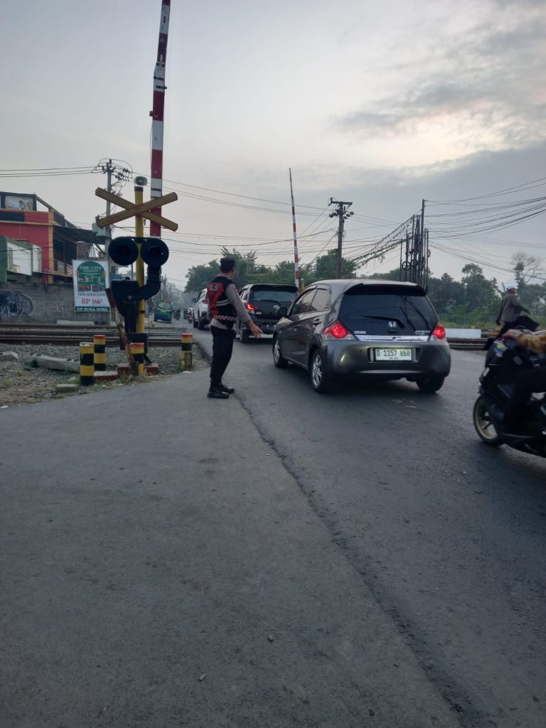 Unit Samapta Polsek Rancaekek pelayanan pagi gatur lantas di sekitar perlintasan Kereta Api Rancaekek