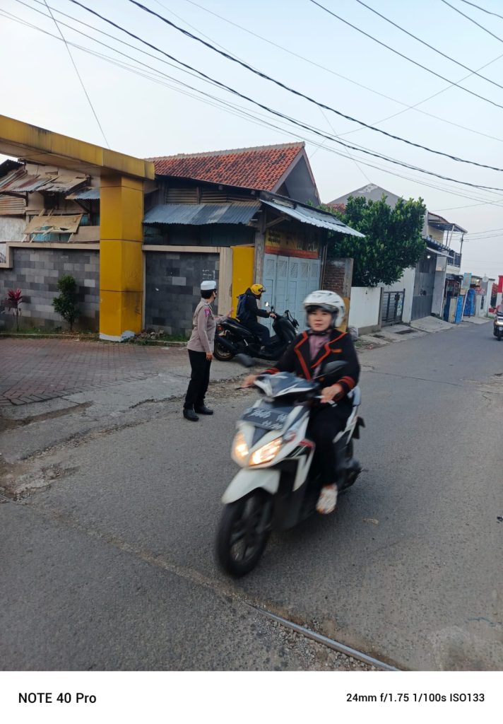 Polwan lakukan pengaturan pagi, untuk urai kemacetan