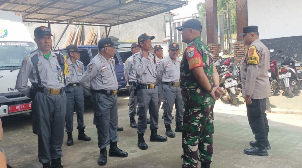 Sinergitas TNI-POLRI, Pembinaan Terhadap Linmas Desa Pulosari Kec. Pangalengan