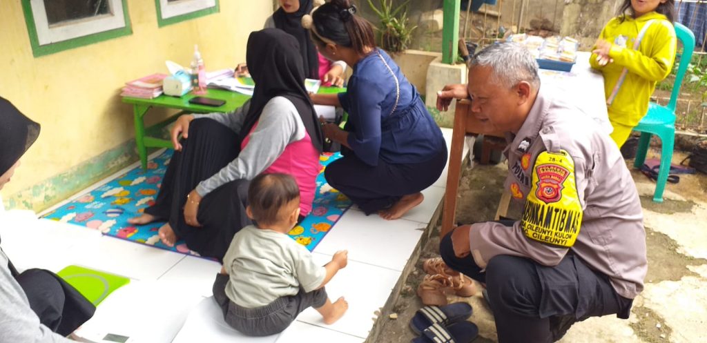 Dukung Pencegahan Stunting pada anak, Binmas Desa Cileunyi Kulon monitoring giat Posyandu di Wilayah binaannya