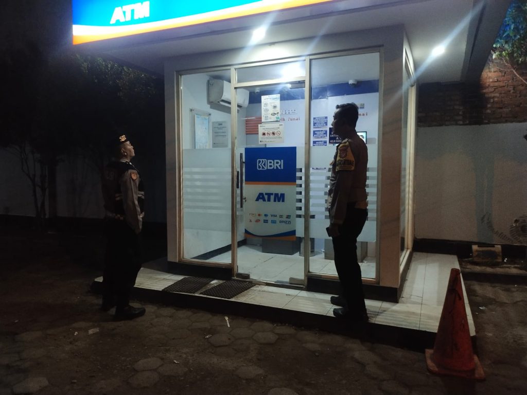 Cegah Gangguan Kamtibmas,Anggota Polsek Banjaran Laksanakan Patroli Malam Cek Gerai ATM