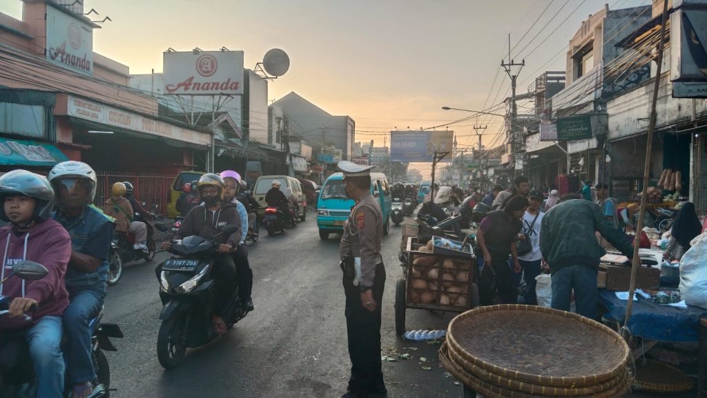 Panit Lantas Polsek Banjaran Laksanakan Penjagaan dan Pengaturan Lalu Lintas Di Lokasi Rawan Kemacetan