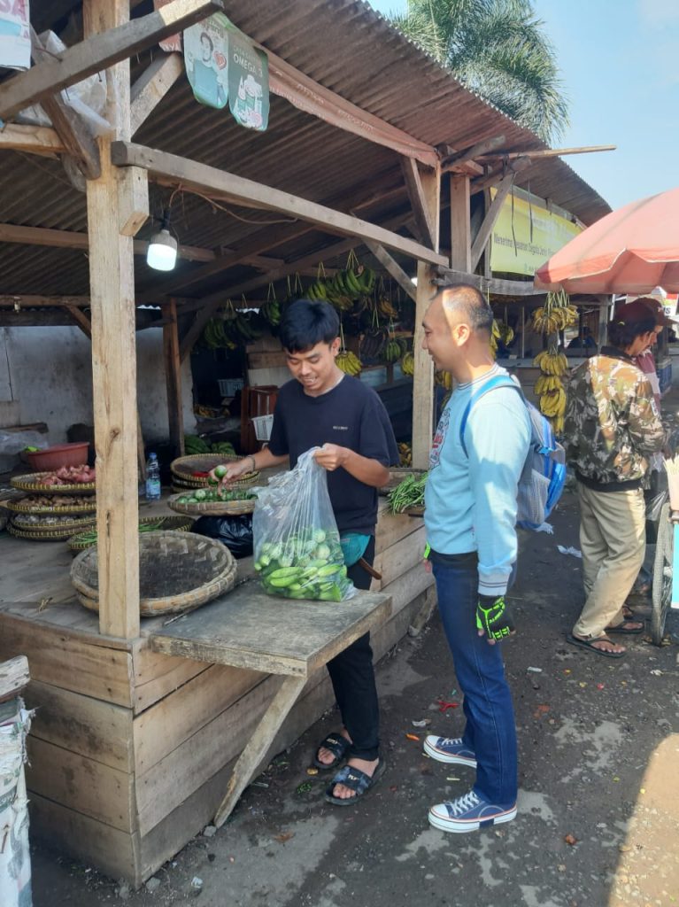 Anggota Intelkam Polsek Cileunyi turun langsung cek dan monitoring Ketersediaan Sembako di Pasar Sehat Cileunyi