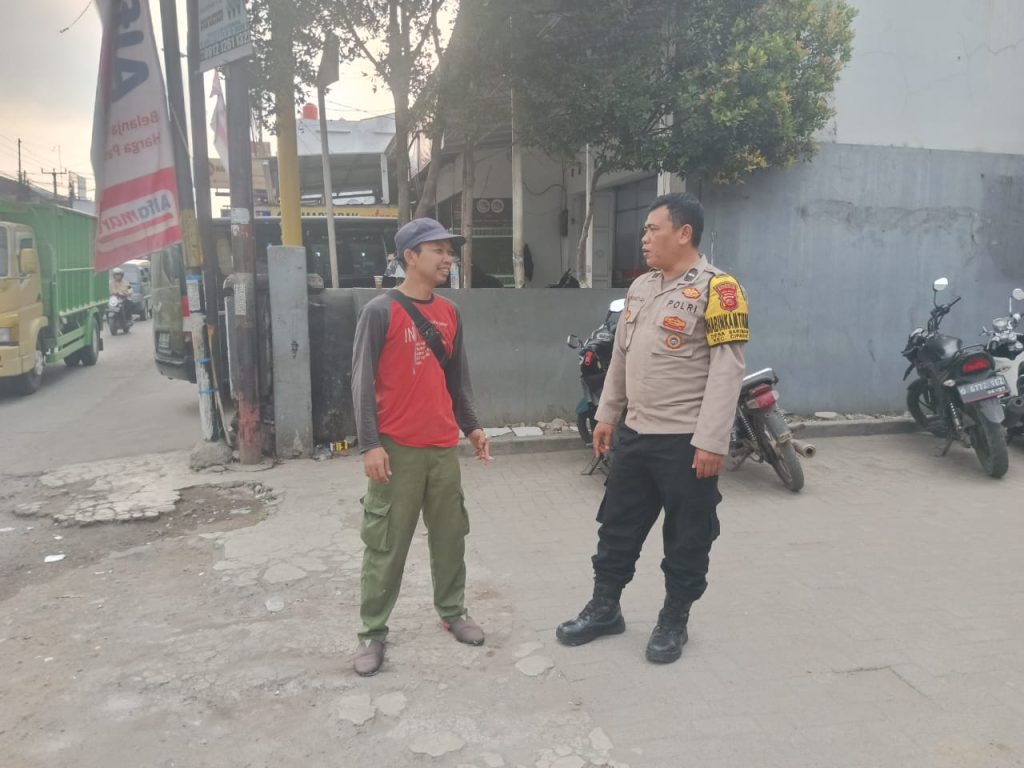 Aipda Dede Irwansyah Melaksanakan Giat Sambang Kamtibmas Kepada Warga Masyarakat Desa Sarimahi