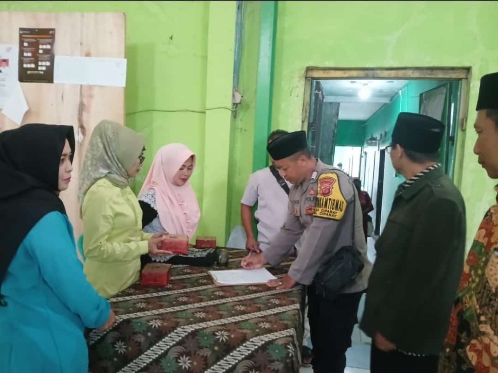 Bripka Kokon Nurjaman Menyambangi Posyandu Mutiara 6