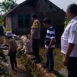 Bhabinkamtibmas Pengecekan Jebolna Tanggul Saluran Irigasi bersama Staf Kelurahan dan BPBD Kota Sukabumi