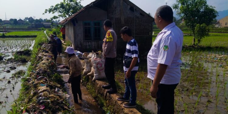 Bhabinkamtibmas Pengecekan Jebolna Tanggul Saluran Irigasi bersama Staf Kelurahan dan BPBD Kota Sukabumi