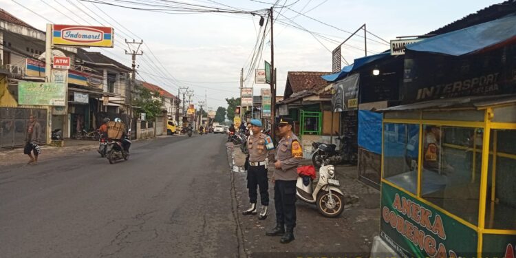 Berikan Pelayanan Kepada Masyarakat, Anggota Polsek Lembursitu Laksanakan Pengaturan Lalu Lintas