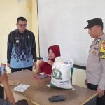 Jaga kondusif Bansos CPP Kota Sukabumi, Bhabinkamtibmas Monitoring Penyaluran di Aula Kelurahan Jayamekar