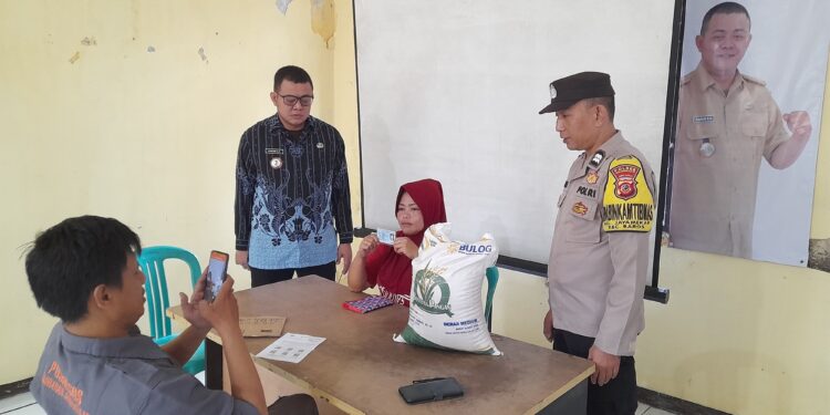 Jaga kondusif Bansos CPP Kota Sukabumi, Bhabinkamtibmas Monitoring Penyaluran di Aula Kelurahan Jayamekar