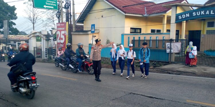 Wujud Kepedulian, Polisi Bantu Anak-Anak Sekolah Menyeberang Jalan