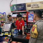 Polsek Sukalarang Patroli Toko Minimarket dan Dialogis dengan Masyarakat