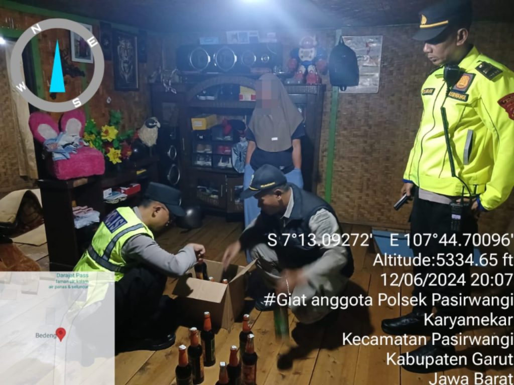 Polsek Pasirwangi Tutup Sejumlah Toko dan Rumah Penjual Miras Dalam Patroli Gabungan Kryd