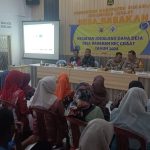 Bhabinkamtibmas Jayaraksa Monitoring Pendistribusian CPP Di Aula Kelurahan Jayaraksa