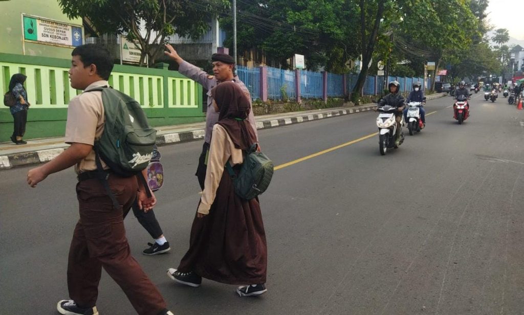 Berikan Pelayanan Prima Di Pagi Hari, Polsek Cikole Laksanakan Gatur Pagi