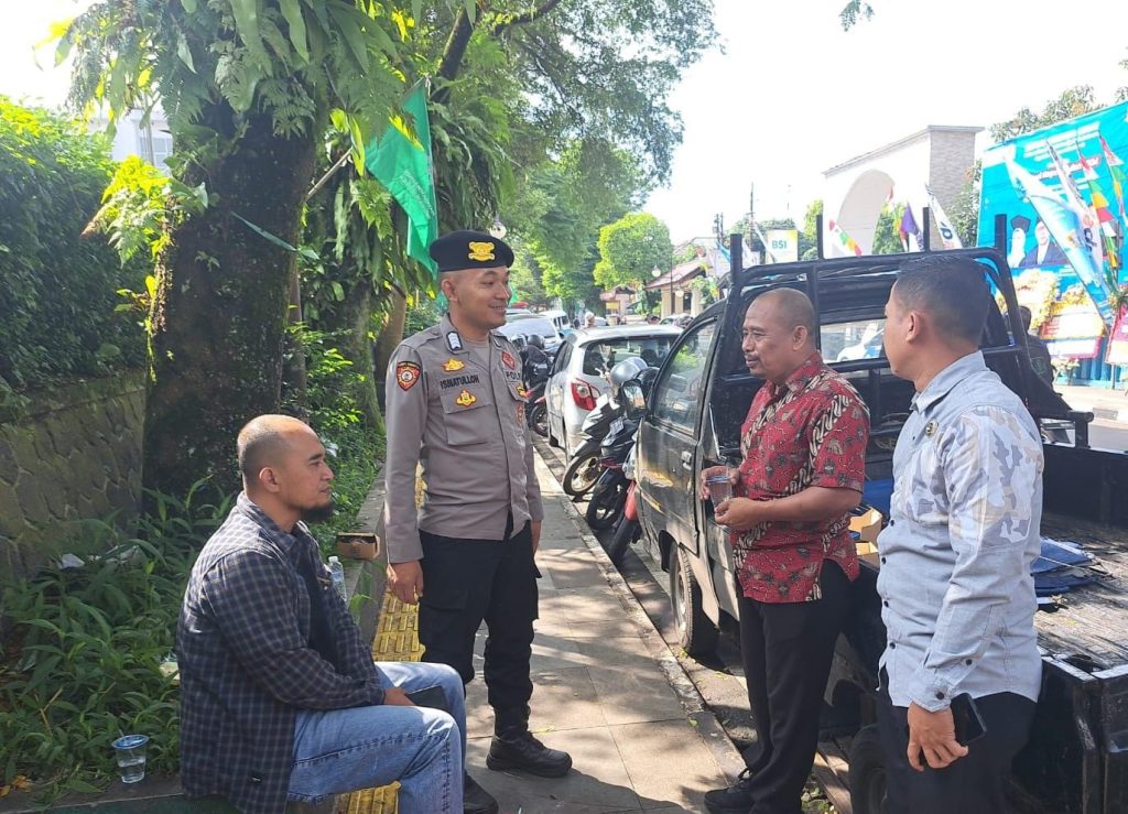 Unit Patroli Polsek Cikole Laksanakan Dialogis Dengan Warga