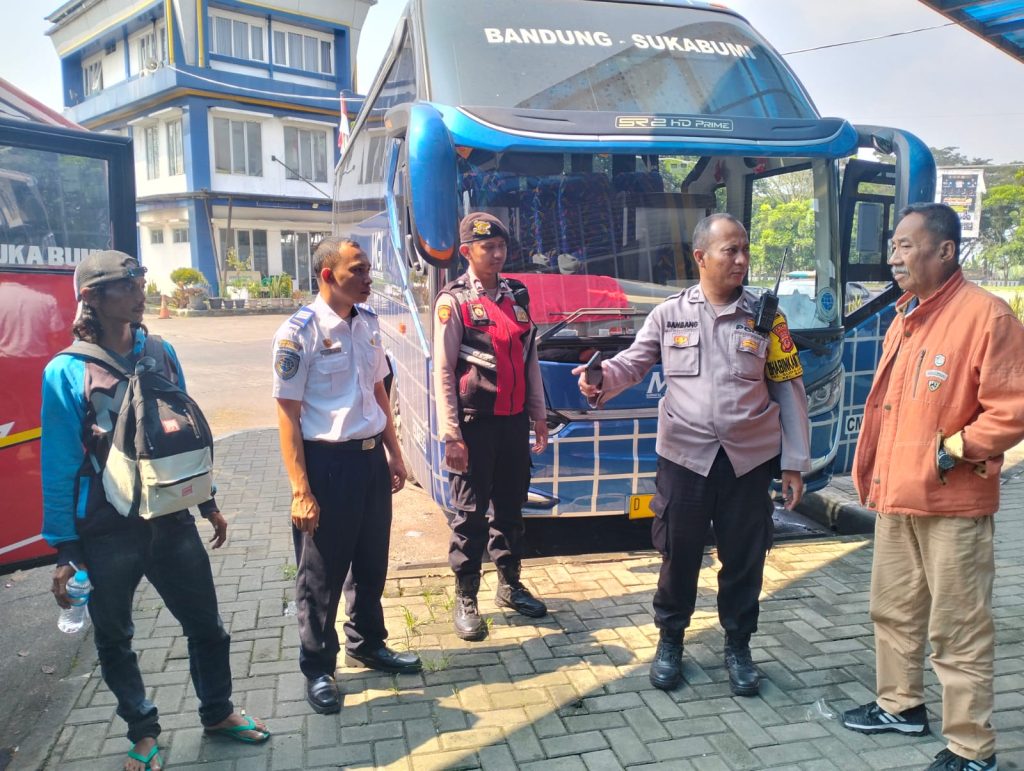 Sambang Kamtibmas, Bhabinkamtibmas Sudajayahilir Pantau Situasi Terminal dalam Tingkatkan Kenyamanan dan Keamanan