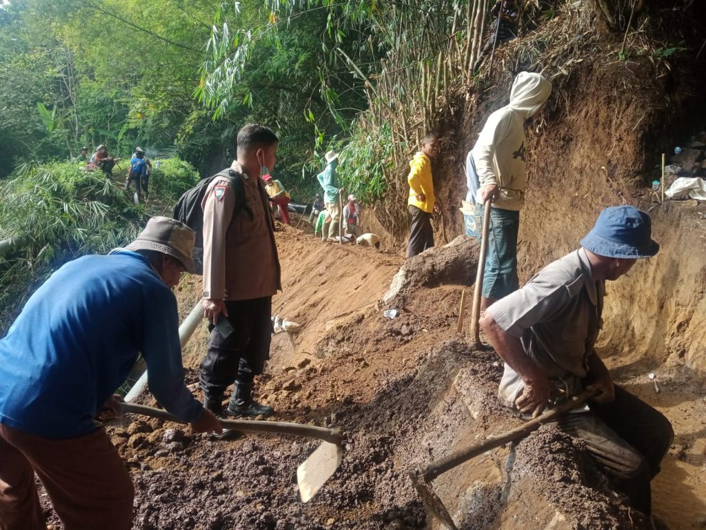 Polsek Cilawu Monitoring Perbaikan Saluran Irigasi Pasca Bencana Alam Longsor Di Desa Ngamplangsari