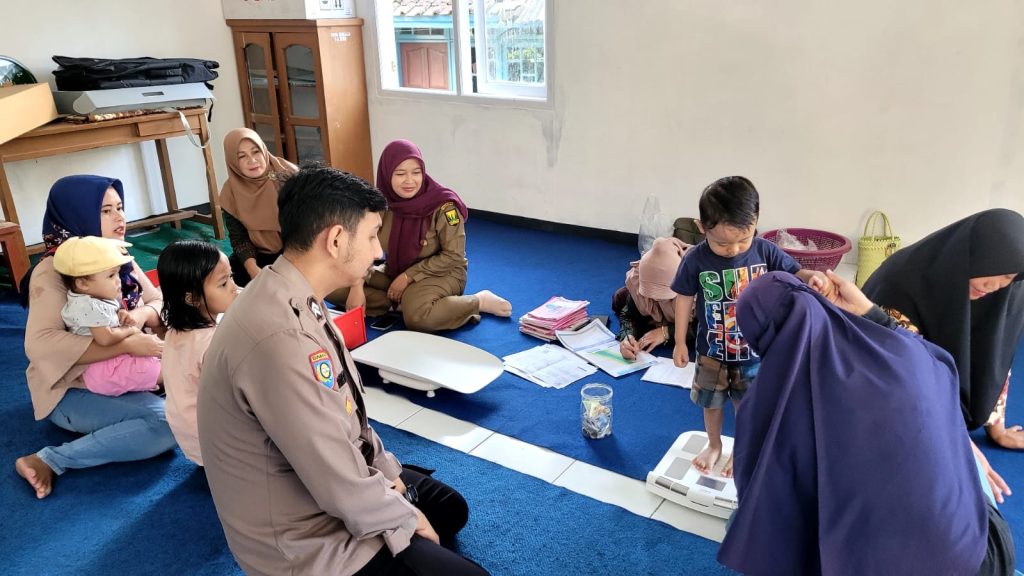 Cegah Stunting dan Ciptakan Kesehatan Balita, Bhabinkamtibmas Laksanakan Pemantauan Giat Posyandu