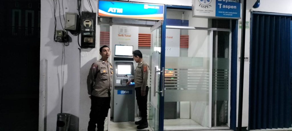 Patroli Malam Hari Personil Polsek Sukalarang Sambangi ATM