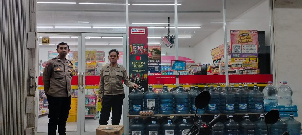 Polsek Sukalarang Patroli Toko Minimarket dan Dialogis dengan Karyawan