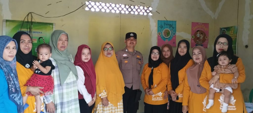 Bhabinkamtibmas Monitoring Giat Penimbangan Bayi dan Konsultasi Gizi