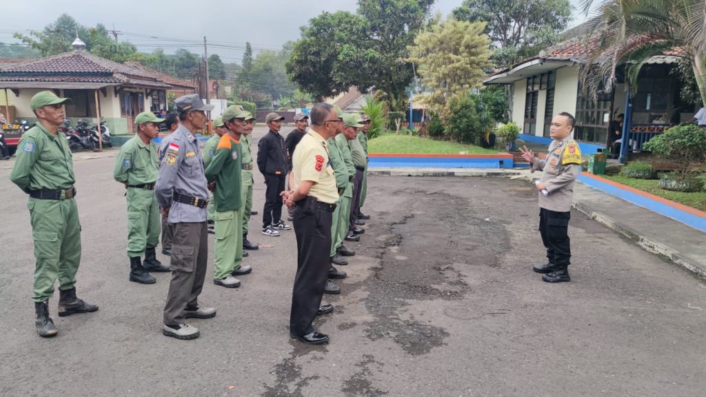 Tingkatkan Kemampuan,Polsek Sukaraja Berikan Pelatihan Anggota Linmas