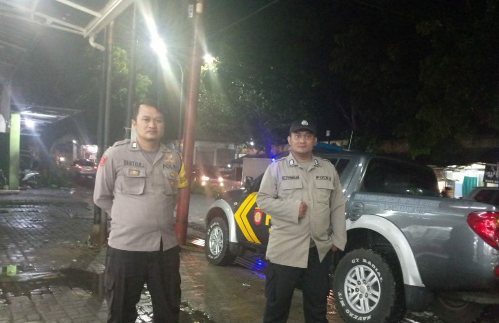 Polsek Kebonpedes Patroli Mini Market Berikan Himbauan Kamtibmas