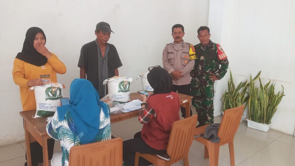 Bhabinkamtibmas Kelurahan Lembursitu Monitoring Pembagian Bansos Beras