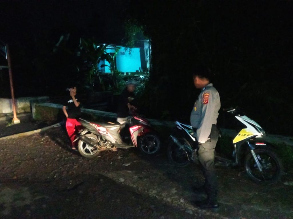 Patroli Malam Hari, Polsek Gunungpuyuh Himbau Pemuda Untuk Tidak Nongkrong Larut Malam