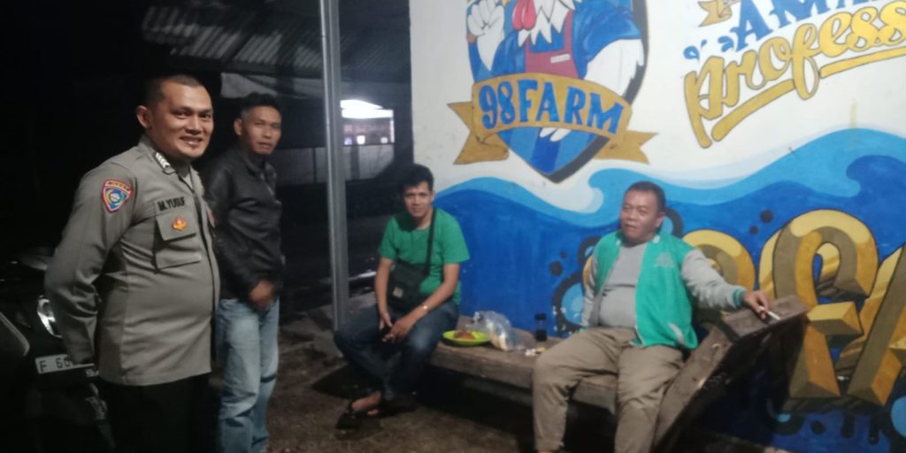 Sambang Warga Malam Hari, upaya Bhabinkamtibmas Polsek Cireunghas jaga Kamtibmas di Desa Binaan