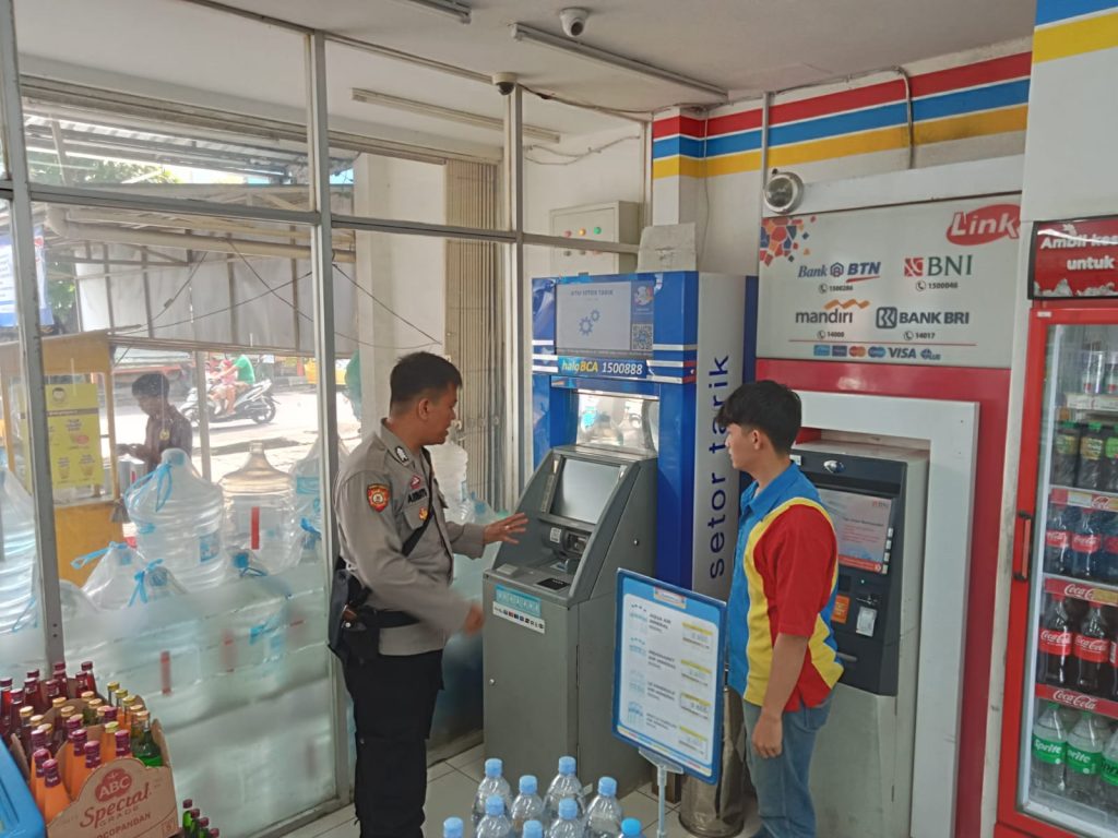 Pantau Dan Cek Mesin ATM oleh Anggota patroli dan Bhabinkamtibmas Polsek Lembursitu-Polres Sukabumi Kota