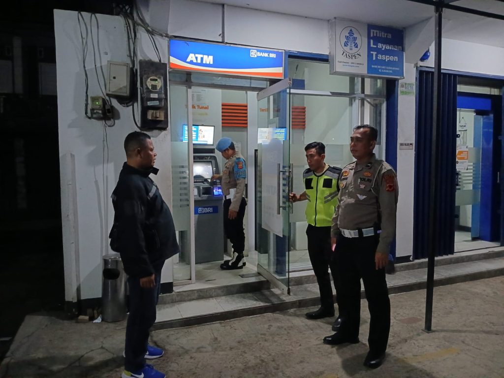 Polsek Sukalarang Patroli Malam Hari Kontrol ATM BRI Cegah Kejahatan Perbankan