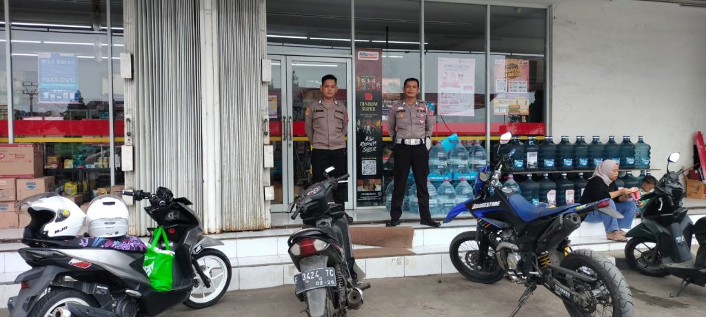 Sampaikan Himbauan Kamtibmas Kepada Karyawan Minimarket saat Patroli Siang