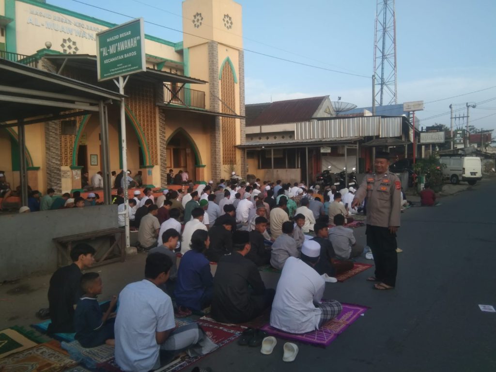 Sholat Idul Adha. Polsek Baros sigap berikan rasa aman,nyaman kepada masyarakat