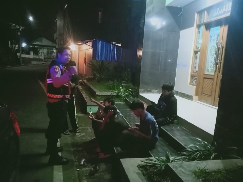 Jaga Kondusifitas Polsek Cibeureum laksanakan patroli dialogis Antisipasi Gukamtibmas pada Malam Takbiran