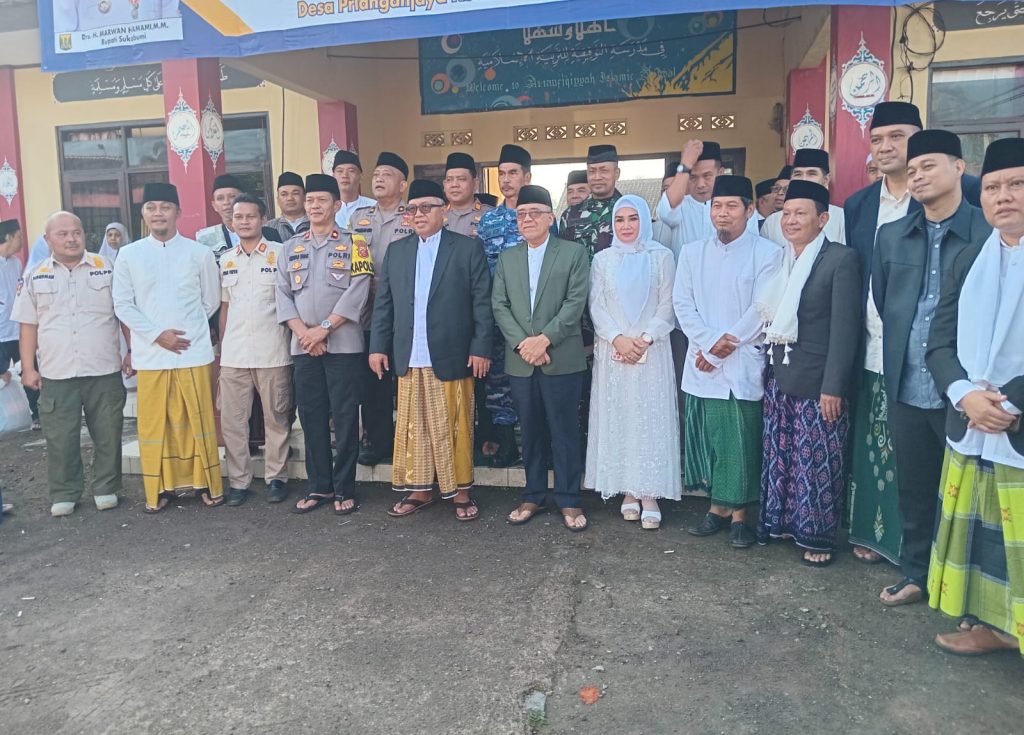 Dekat Dengan Masyarakat, Kapolsek Sukalarang Dampingi Bupati Sukabumi Melaksanakan Sholat Idul Adha Berjama’ah