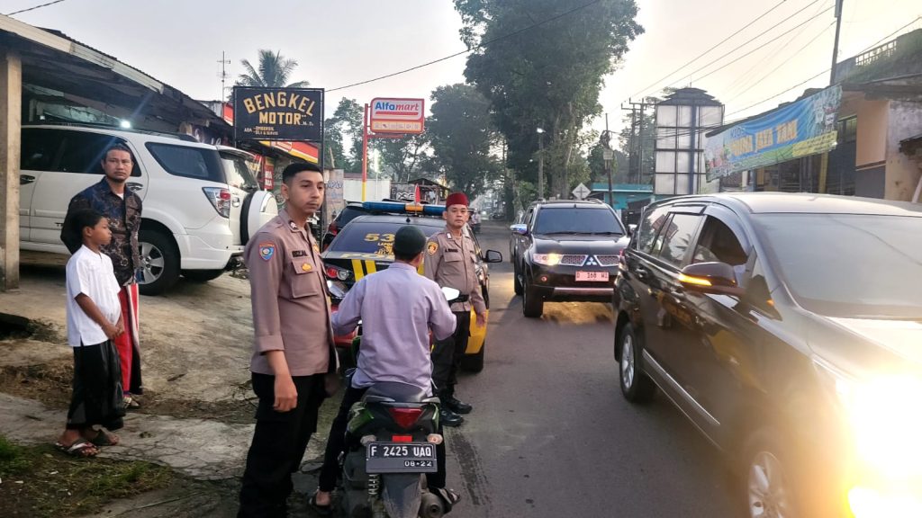 Personil Polsek Sukalarang Gelar Pengamanan Sholat Idul Adha 1445 H / 2024 M