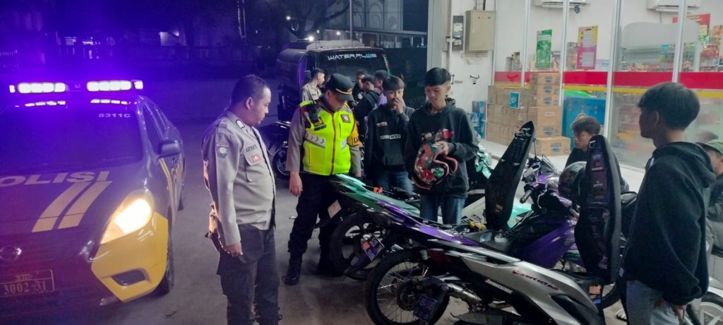 Antisipasi Kejahatan malam Idul Adha 1445 H Polisi Melakukan Patroli Himbauan Kepada Pemuda Yang Nongkrong