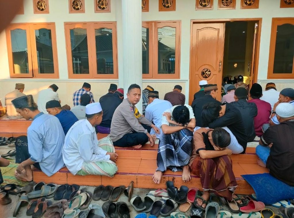 Bhabinkamtibmas Polsek Kebonpedes Lakukan Pengamanan Shalat Idul Adha