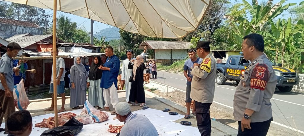 Ciptakan Harkamtibmas. Polsek Lembursitu efektifkan sambang penyembelihan dan pendistribusian hewan kurban kepada warga masyarakat