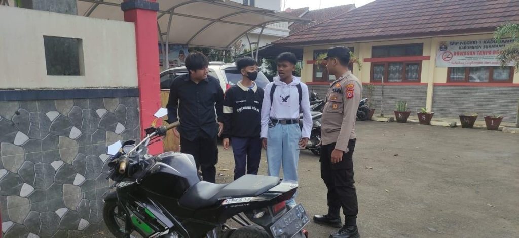 Patroli mobile rutin Polsek Kadudampit untuk mengantisipasi gangguan kamtibmas di wilayah hukum polsek kadudampit