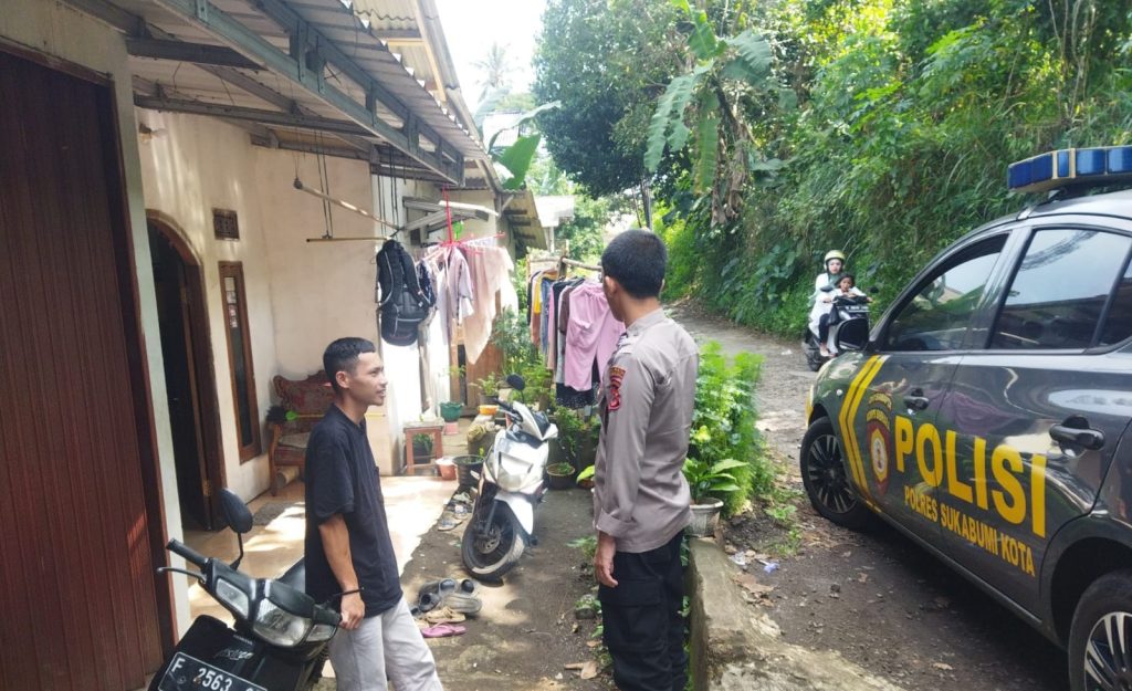 Guna menciptakan keamanan dan kondusif, Kapolsek Citamiang Patroli Dialogis dan Sambangi Warga.