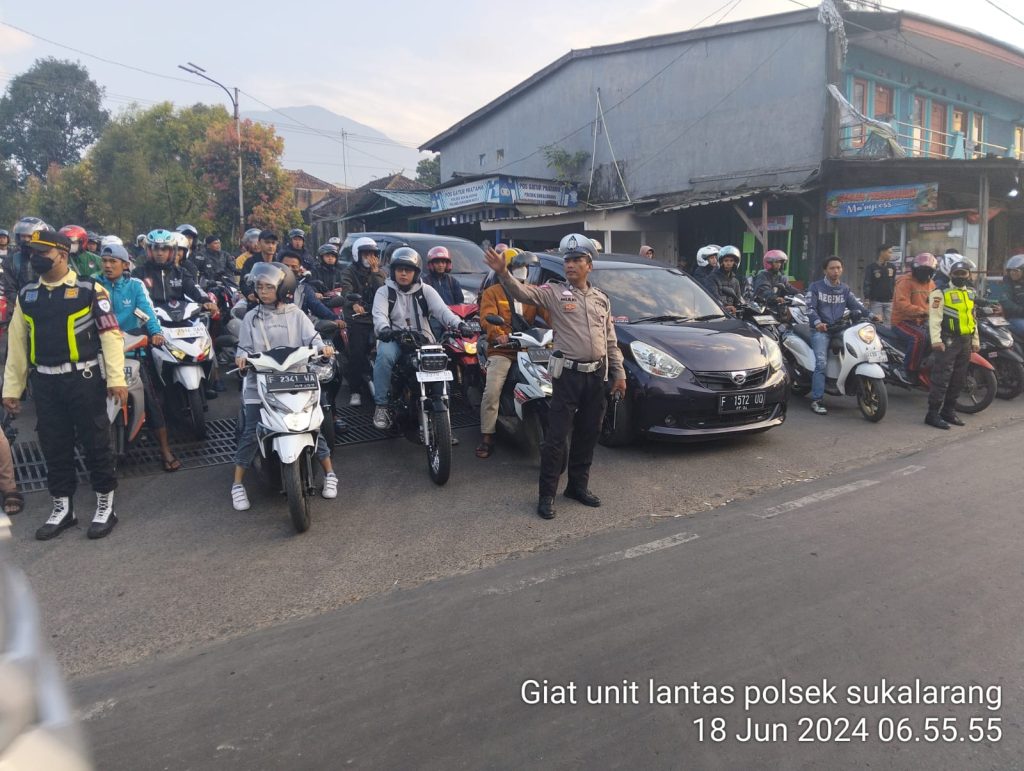 Antisipasi Kemacetan Pagi, Unit Lantas Polsek Sukalarang Melaksanakan Gatur Lalin Saat Jam Masuk Karyawan