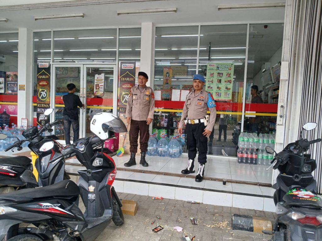 Sampaikan Himbauan Kamtibmas Kepada Karyawan Minimarket saat Patroli Siang