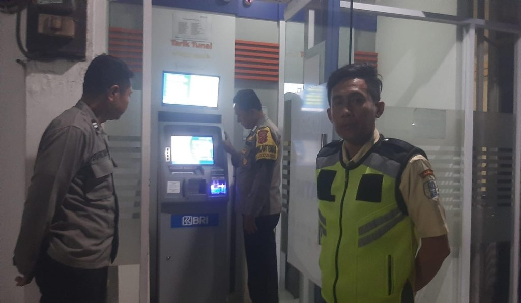 Polsek Sukalarang Patroli Malam Hari Kontrol ATM BRI Cegah Kejahatan Perbankan