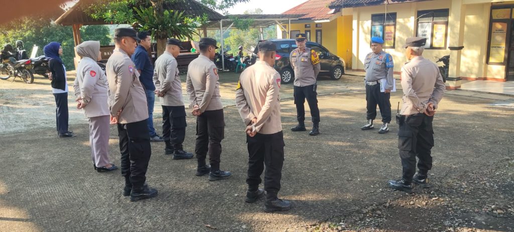 Apel Pagi dan Pengecekan Kelengkapan Personil Polsek Kadudampit