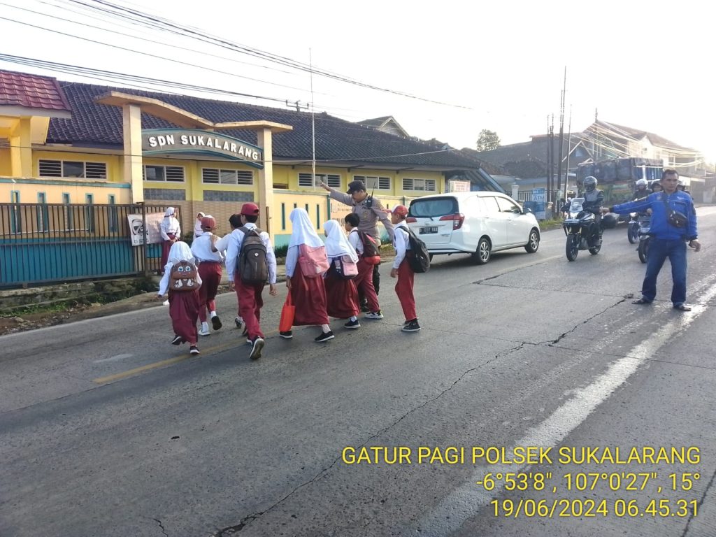 Kapolsek Sukalarang Pimpin Pelayanan Gatur Lalu Lintas Pagi, Pasca Masuk Anak Sekolah